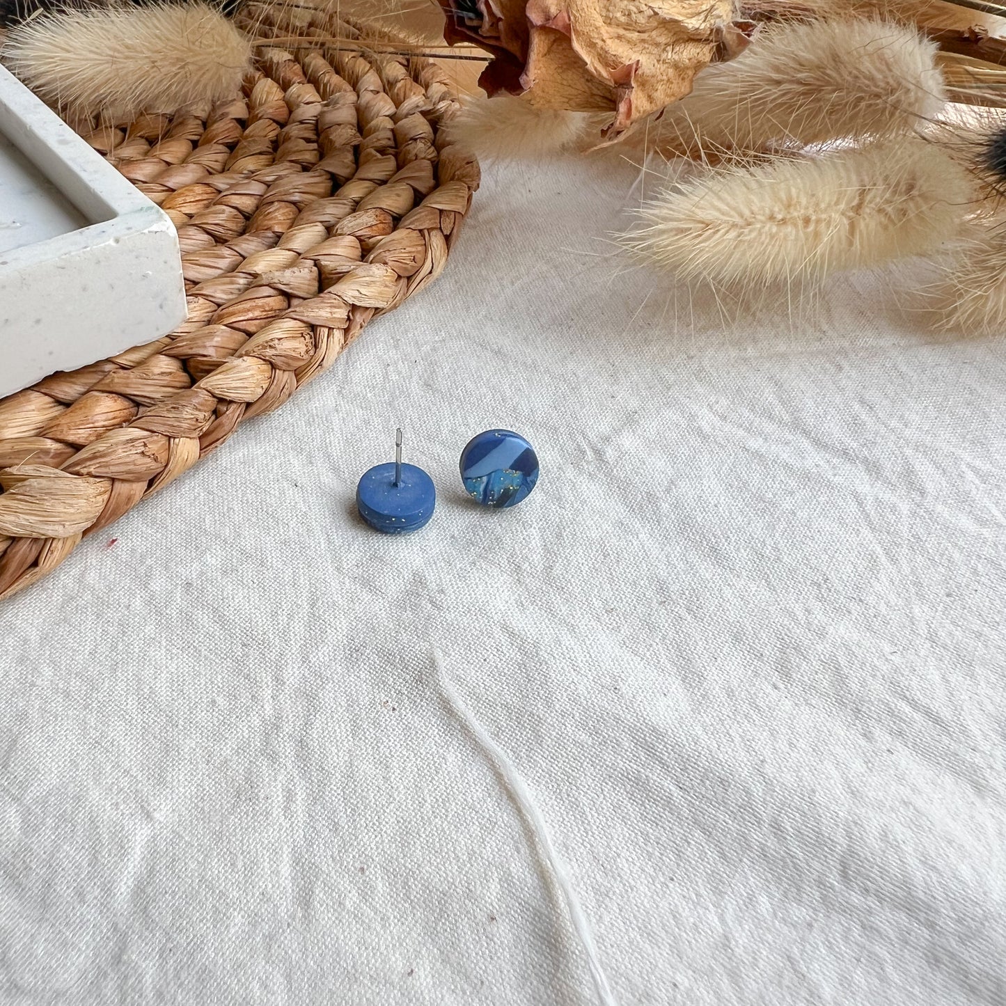 ROUND | Small round stud earrings in mussel shell marble blue