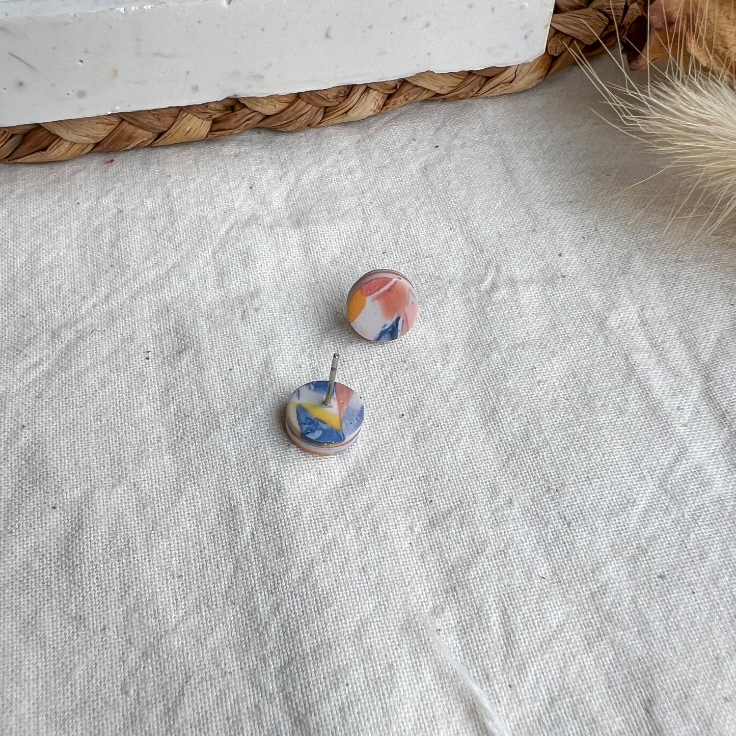 ROUND | Small round stud earrings in multicoloured cubist terrazzo