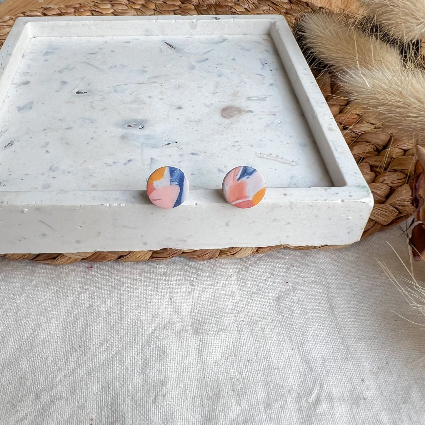ROUND | Small round stud earrings in multicoloured cubist terrazzo