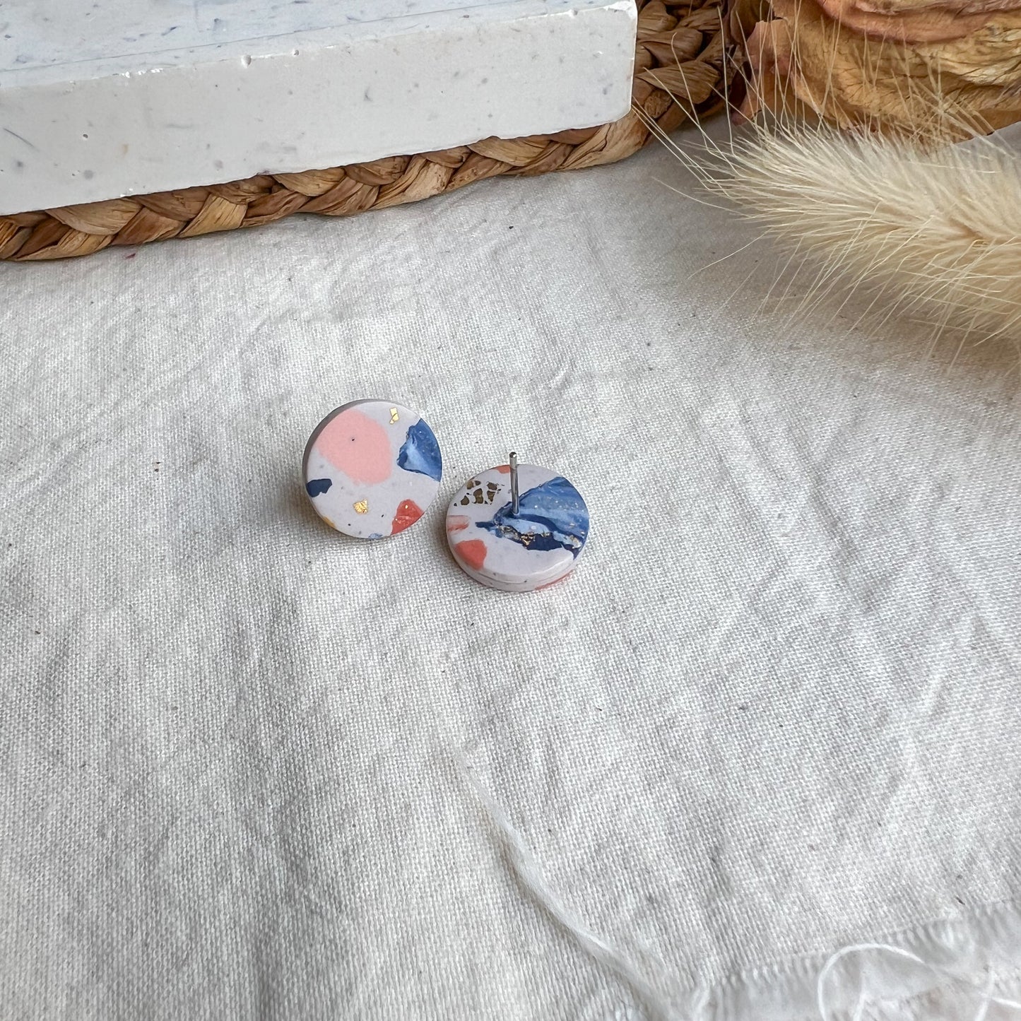 ROUND | Medium round stud earrings in multicoloured cubist terrazzo