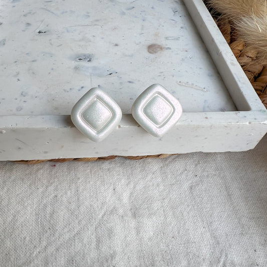 SQUARE | Medium rounded square stud earrings in mother of pearl