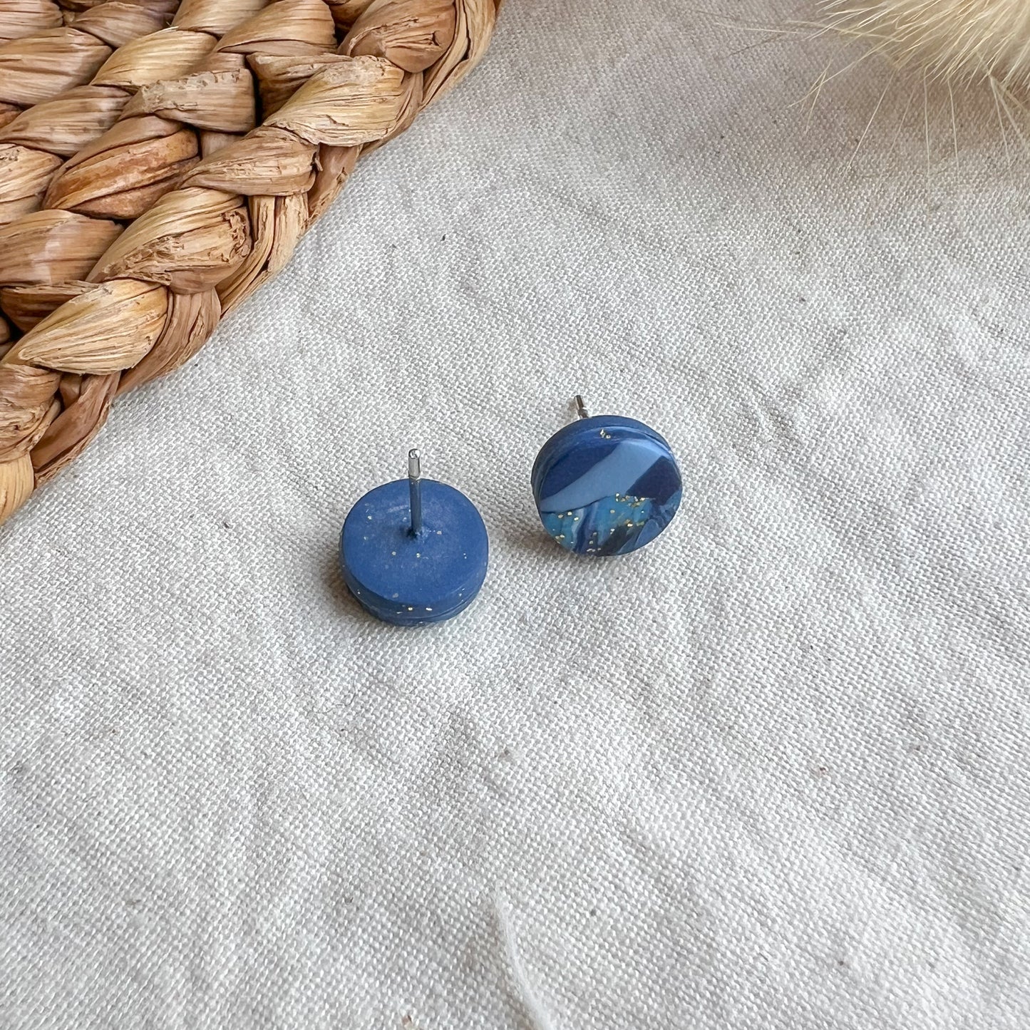 ROUND | Small round stud earrings in mussel shell marble blue