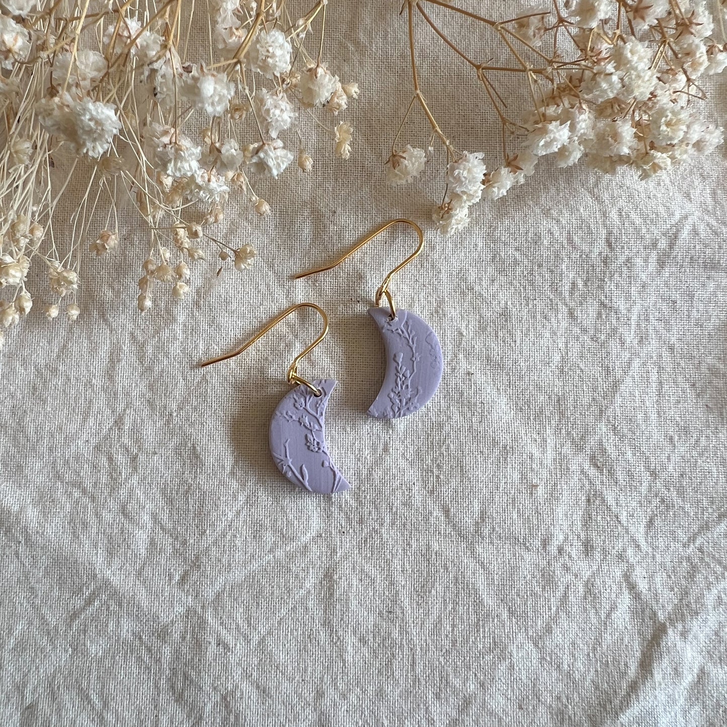 LUNAR SMALL | Hook earring with moon in blossom textured lilac
