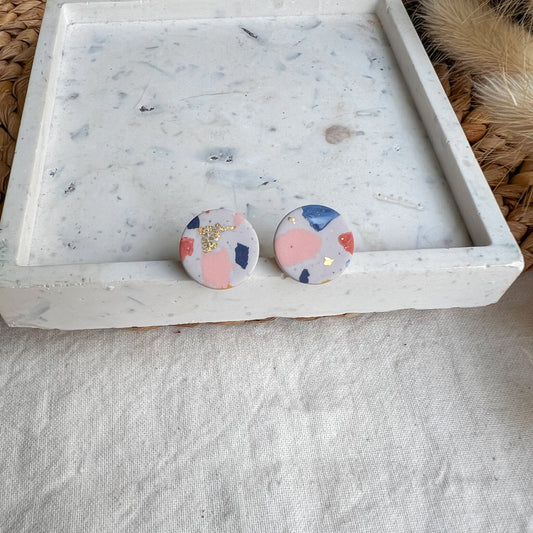 ROUND | Medium round stud earrings in multicoloured cubist terrazzo