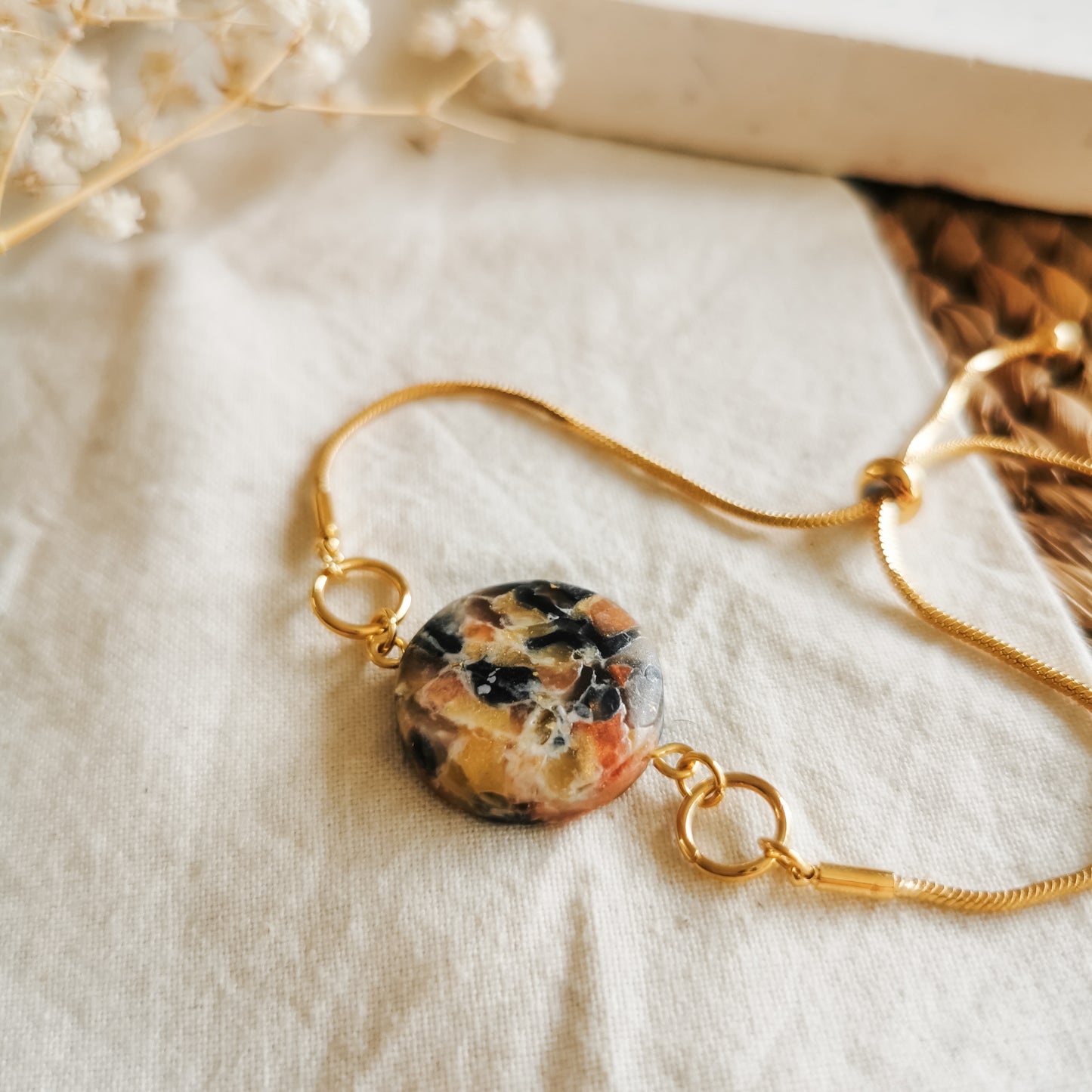 ROUND | Bracelet with sliding clasp and round charm in tortoiseshell