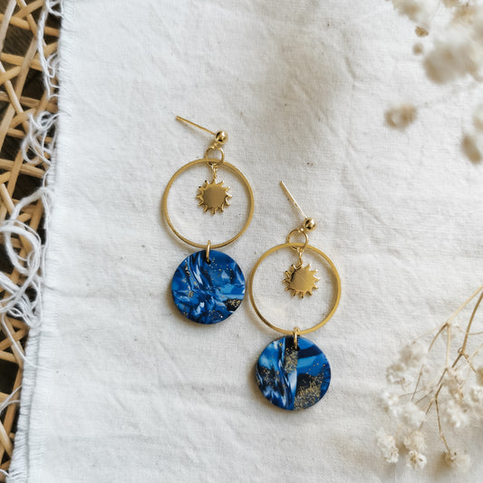 TRUETH HOWL | Circle stud drop earring with round charm and sun in abstract mussel shell blue marble