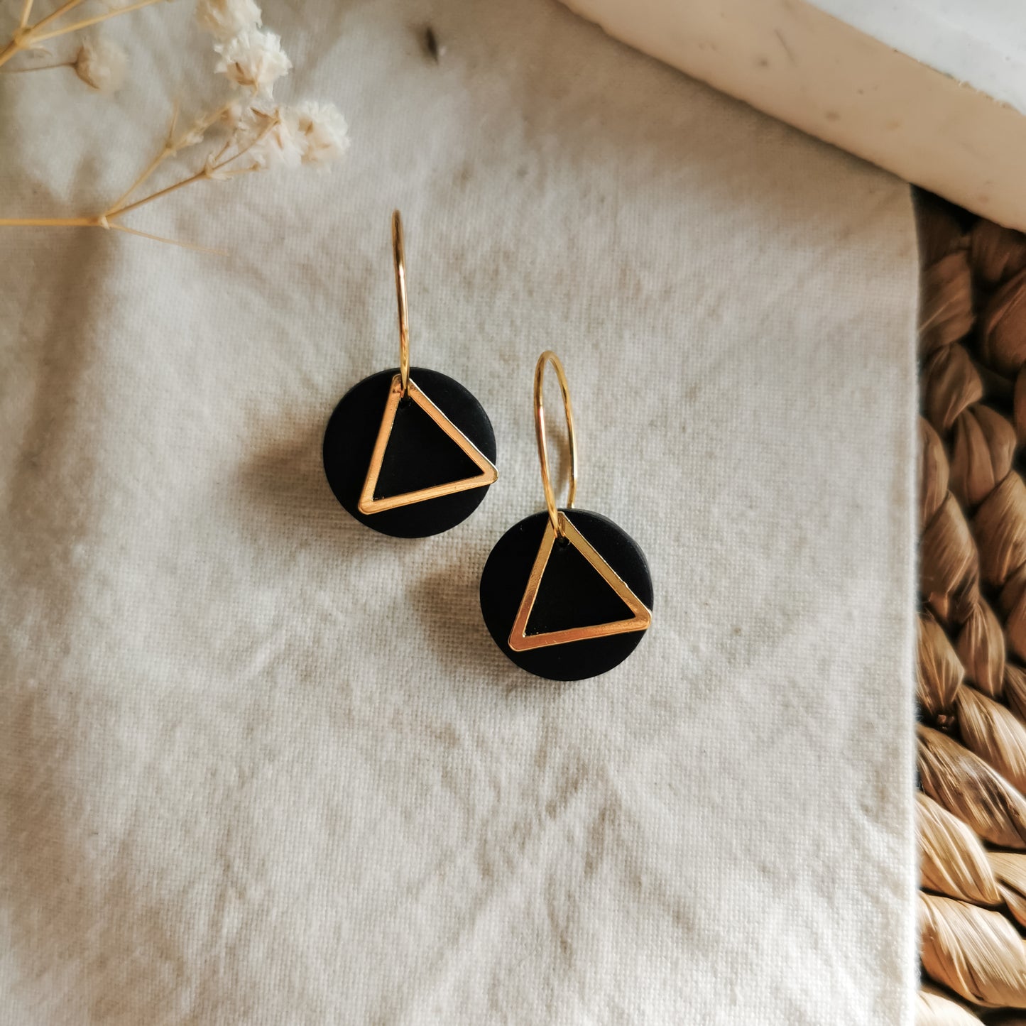 HIGAN ONEN | round drop with triangle detail 15mm hoop earrings in midnight black